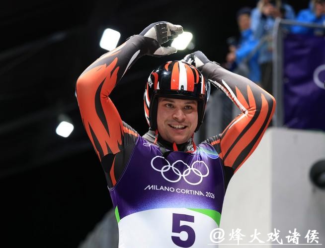 四次滑行四破纪录 德国选手朗根汉摘得雪橇男子单人金牌